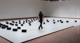 Instalación Murmuring Minds de DRIFT con bloques autónomos interactuando con una persona en LUMA Arles.