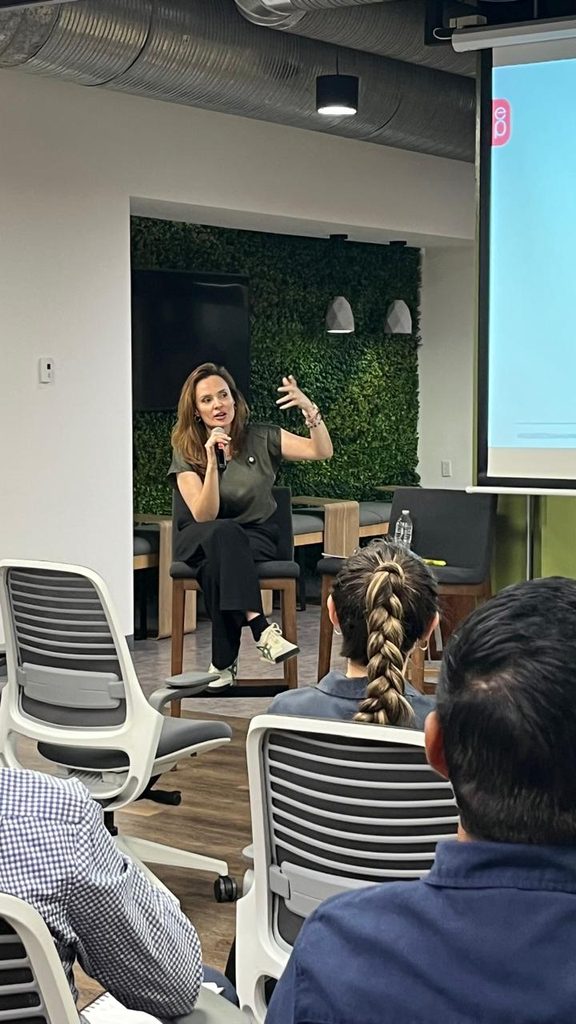 “El reto de la IA ya no es sólo transformar el hacer, sino redefinir el rol humano: de ejecutar a orientar, cuestionar, decidir y responder por el resultado.” — Sylvia Chapa. Foto: Yabneel Longoria / Change Xperience Magazine.